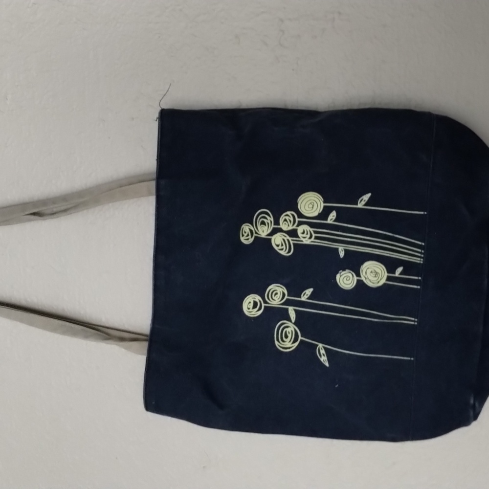 Blue tote bag with flowers